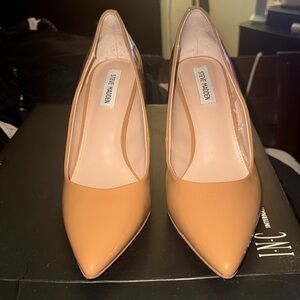Steve Madden size 9 1/2 tan pumps